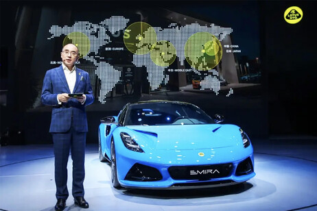 Lotus fa marcia indietro sugli EV e punta sui 'super hybrid'