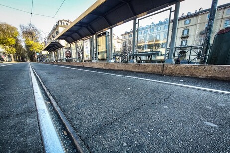 Sciopero generale a Torino, deserte le fermate dei bus