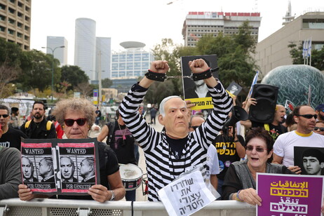 Manifestanti davanti al Tribunale di Tel Aviv durante la prima udienza del processo a Netanyahu