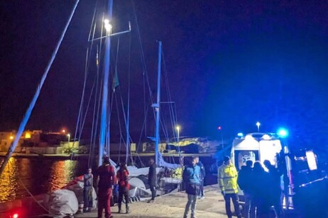 Il veliero Trotamar III giunto all'alba con la bambina al molo commerciale di Lampedusa