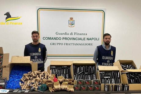 Maxi sequestro botti illegali e 4 arresti tra Napoli e Caserta