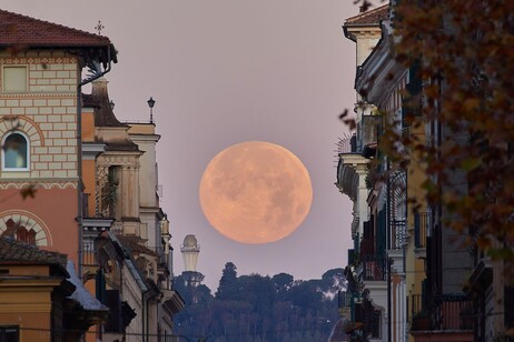 Particolare dell'allineamento della Luna con l'asse sistino a Roma, il 15 dicemre 2024 (fonte: Gianluca Masi - Virtual Telescope Project)