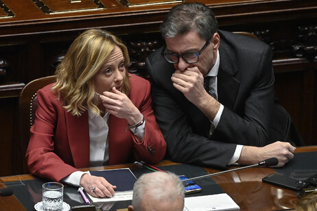 La premier Giorgia Meloni con il ministro dell'Economia Giancarlo Giorgetti alla Camera