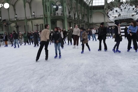 Parigi, riapre la pista di pattinaggio su ghiaccio al Grand Palais