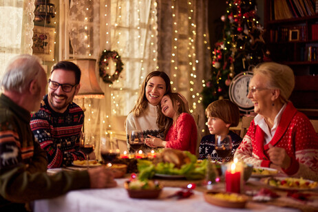 La famiglia a tavola durante il Natale foto iStock.