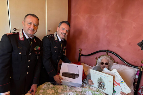 Da carabinieri dischi in vinile per un'anziana sola a Natale