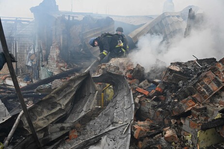 Una immagine del massiccio raid missilistico russo su Kharkiv