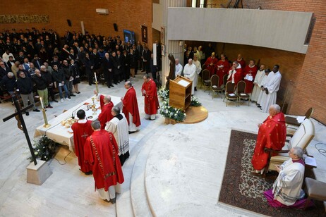 Il Papa celebrando la messa a Rebibbia