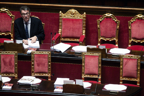 Il ministro dell'Economia Giancarlo Giorgetti in aula al Senato