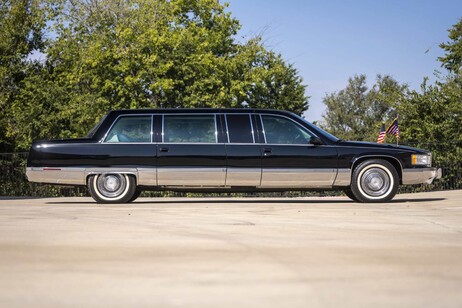 All'asta la Limousine presidenziale blindata di Bill Clinton