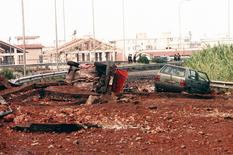 Nella foto del 23 maggio 1992 le auto coinvolte nella esplosione a Capaci