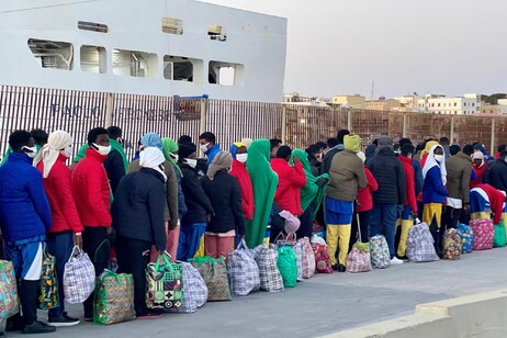 Migranti: ancora sbarchi e trasferimenti da Lampedusa