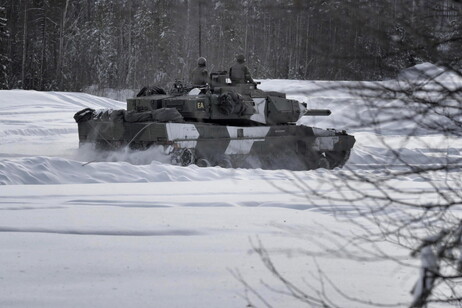 Alleanza Olanda-Svezia-Danimarca per fornire blindati CV90 all'Ucraina