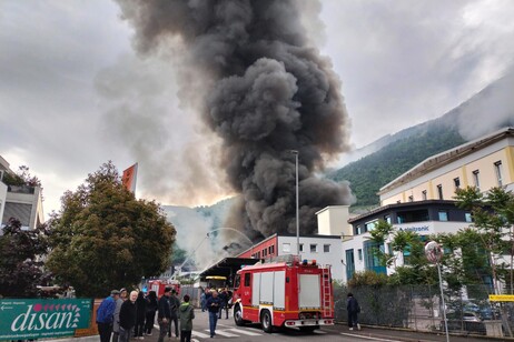 Grande incendio in zona artigianale Piani a Bolzano