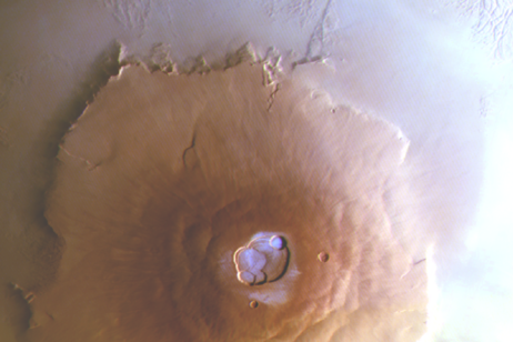 Il ghiaccio sul vulcano Olympus Mons osservato dalla sonda Mars Express dell'Esa (fonte: Adomas Valantinas)