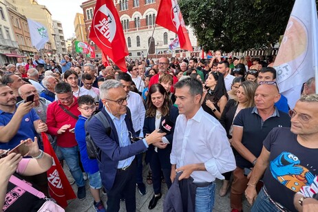 Festa in piazza per il nuovo sindaco di Cagliari Massimo Zedda