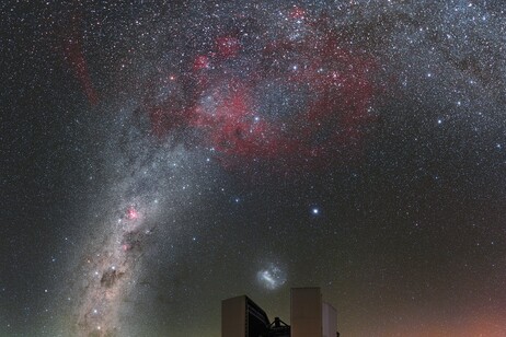 La Via Lattea e i telescopi che costituiscono il Very Large Telescope, all'Osservatorio del Paranal, in Cile (fonte: P. Horálek/ESO)