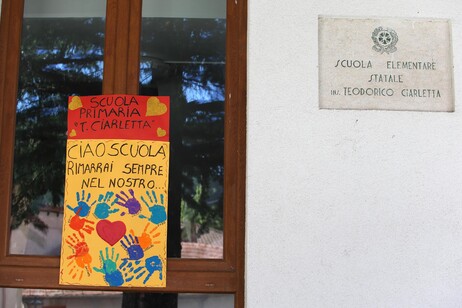 La scuola elementare Ciarletta e il cartello con i disegni degli alunni