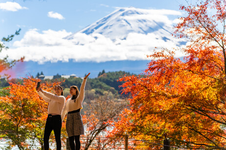 Due giovani viaggiatrici sul Monte Fuji foto iStock.