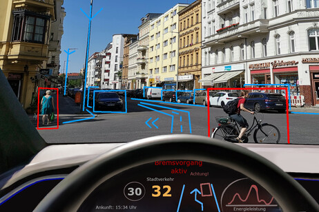 Un'auto a guida autonoma per le strade di Barcellona (fonte: Eschenzweig, da Wikimedia)
