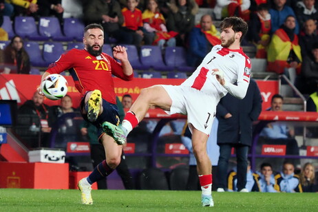 Kvaratskhelia contende il pallone a Carvajal durante un match tra Georgia e Spagna