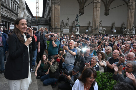 Funaro festeggia in piazza Signoria, 'vittoria di tutti noi'