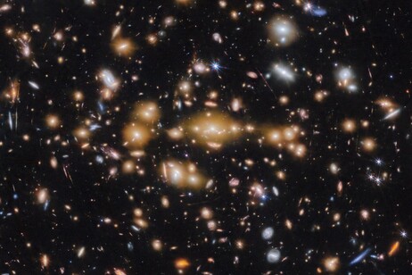 L’ammasso di galassie SPT-CL J0615−5746in cui si trova la Cosmic Gems Arc (fonte: ESA/Webb, NASA &amp; CSA, L. Bradley STScI, A. Adamo Università di Stoccolma e Collaborazione Cosmic Spring)
