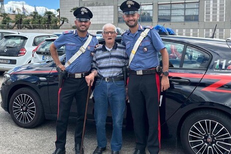 Anziano di 100 anni disorientato salvato dai carabinieri a Cagliari