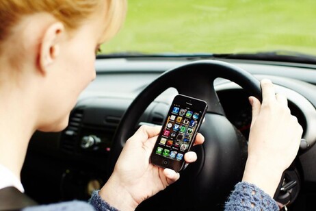 Cellulare al volante,+90% condanne in Regno Unito in un anno