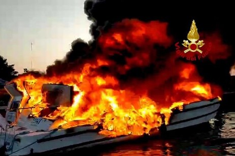 Esplosione in cantiere navale a Murano, fumo visibile da Venezia
