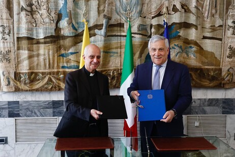 Mons. Rino Fisichella e Antonio Tajani