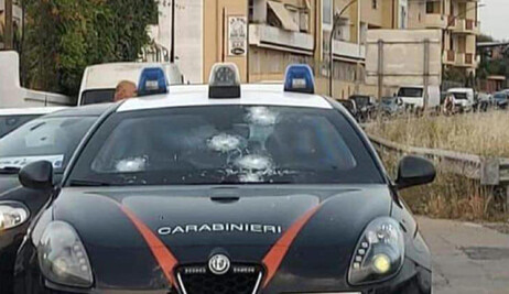 Autopattuglie con fori di pallottole dopo l'assalto armato acaveau della Mondialpol