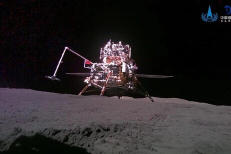 La sonda cinese Chang'e-6 sul suolo lunare (fonte: Cnsa)