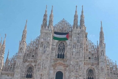 A Milano la bandiera della Palestina sulla facciata del Duomo