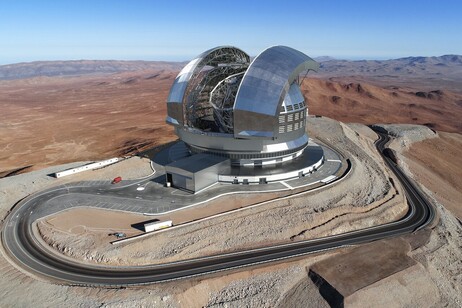 Rendering dell'Extremely Large Telescope, in costruzione sulla cima del Cerro Armazones in Cile (fonte: ESO)