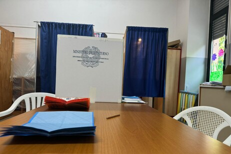 sezioni, seggio elettorale a Sulmona, elezioni, voto, urne cabina elettorale, generica