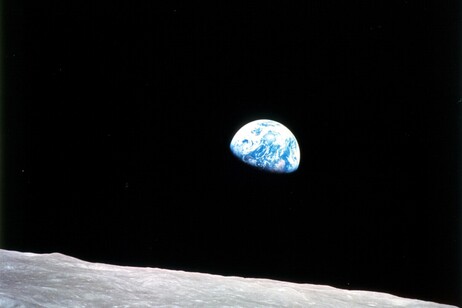 Morto l'astronauta Usa che scattò la foto della 'terra che sorge'
