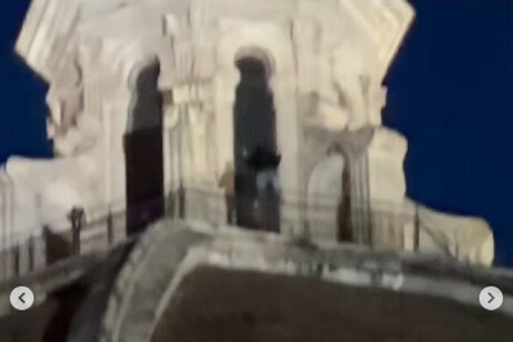 Video, giovane vìola la cupola del Brunelleschi a Firenze