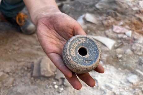 Un calamaio in ceramica a vernice nera