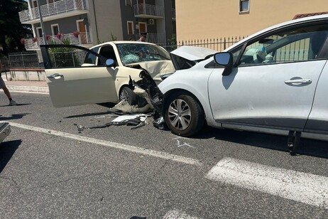 Frontale fra due auto nell'Ascolano, un morto e tre feriti