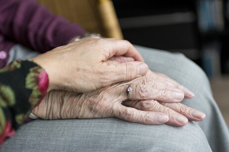 Due anziane si tengono per mano. Foto: Pixabay