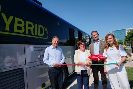 In Puglia pronti a entrare in servizio primi 7 bus ibridi delle Fse