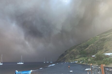 Stromboli, intensa nube cenere lavica su sciara del fuoco
