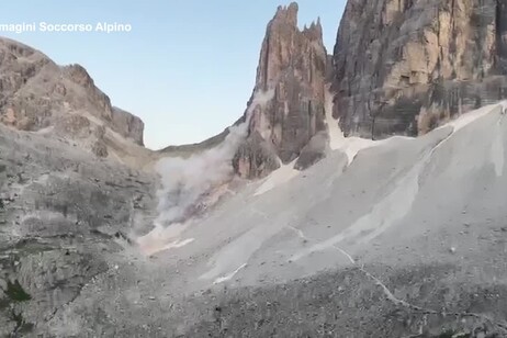 Enorme caduta di sassi su Cima Dodici sulle Dolomiti di Sesto