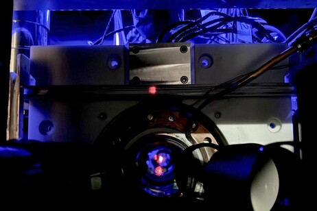 Nel nuovo orologio atomico la luce laser (in rosso) crea una trappola (reticolo ottico) per gli atomi (fonte: K. Palubicki/NIST)