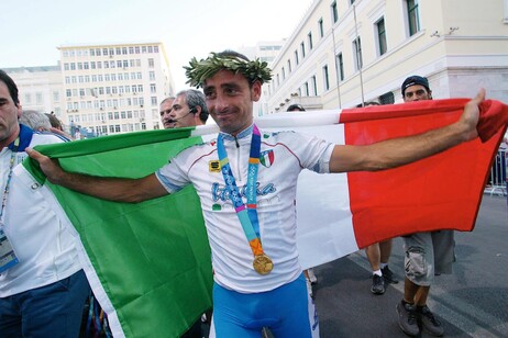 Paolo Bettini celebra l'oro olimpico di Atene 20 anni dopo: 'Per me fu la vittoria della vita'