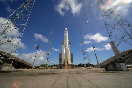 Il razzo Ariane 6 sulla rampa di lancio dello spazioporto europeo nella Guyana francese. Fonte: M. Pédoussaut/ESA