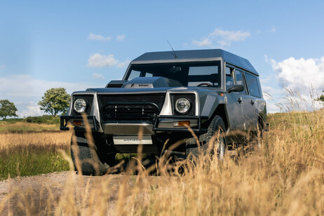 Supercar Blondie mette all'asta rara Lamborghini LM002 Wagon