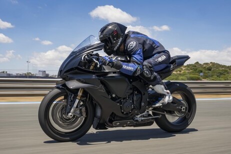 Yamaha R1 Race 2025 pronta ad aggredire ogni pista