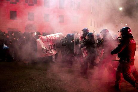 Scontri tra manifestanti e forze dell'ordine durante la manifestazione per Ramy a Roma l'11 gennaio